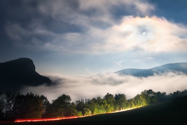 Les nuages se lèvent devant la lune ...